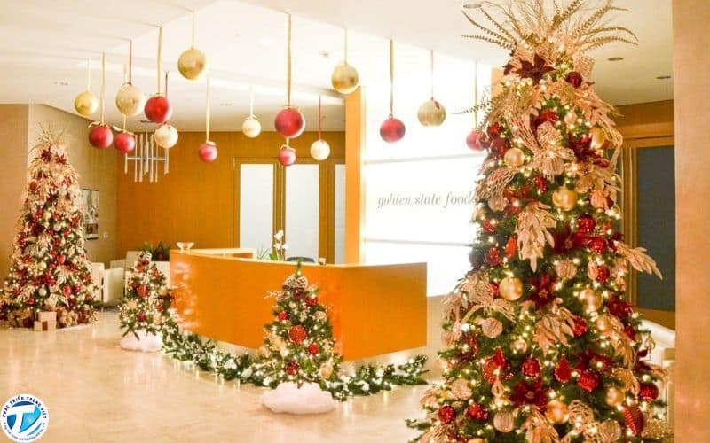 Trang trí Giáng sinh với tông đỏ vàng chủ đạo tạo cảm giác ấm áp gần gũi